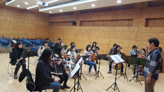 대전 공무원 오케스트라 아마에스트로 단원들이 연습을 하고 있다. 사진=아마에스트로 제공
