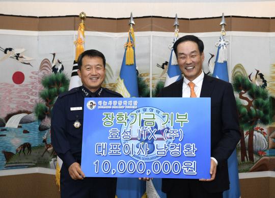 남경환 (주)효성ITX 대표이사(오른쪽)가 8일 서울 공군회관에서 이성용 공군참모차장에게 하늘사랑 장학재단 장학기금 1000만원을 전달한 후 기념사진을 찍고 있다. 사진=공군 제공

