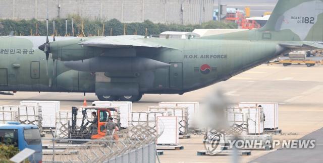 공군 C-130 수송기가 11일 오후 제주국제공항에서 제주산 감귤 50t을 싣고 있다. 2018.11.11  [연합뉴스]