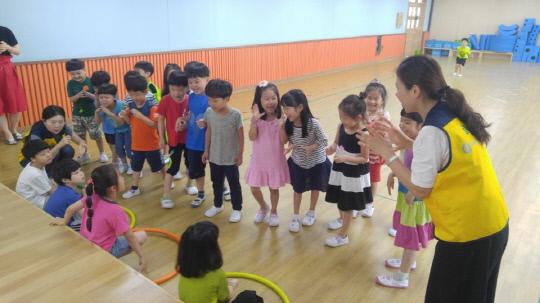 세종 교육자원봉사자가 유치원 강당에서 놀이교육 프로그램을 진행하고 있다. 사진=세종시교육청 제공
