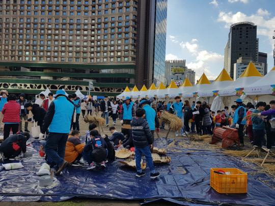 홍성군은 지난 9일 서울시청 앞 서울광장에서 열린 `2018년 서울시 학교·공공급식 한마당`에 참석했다. 사진=홍성군 제공 
