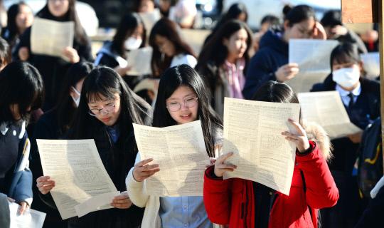 2019학년도 대학수학능력시험을 하루 앞둔 14일 대전 둔원고등학교 수험생 예비교육에 참가한 학생들이 수험생 안내문을 유심히 들여다 보고 있다.  빈운용 기자
