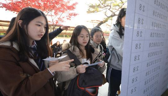 2019학년도 대학수학능력시험을 하루 앞둔 14일 대전 둔원고등학교 수험생 예비소집에 참가한 학생들이 고사장 배치표를 유심히 들여다보며 시험 자리를 확인하고 있다. 빈운용 기자