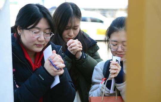 2019학년도 대학수학능력시험을 하루 앞둔 14일 대전 둔원고등학교 수험생 예비교육에 참가한 학생들이 교문앞에서 두손을 모아 기도하고 있다. 빈운용 기자