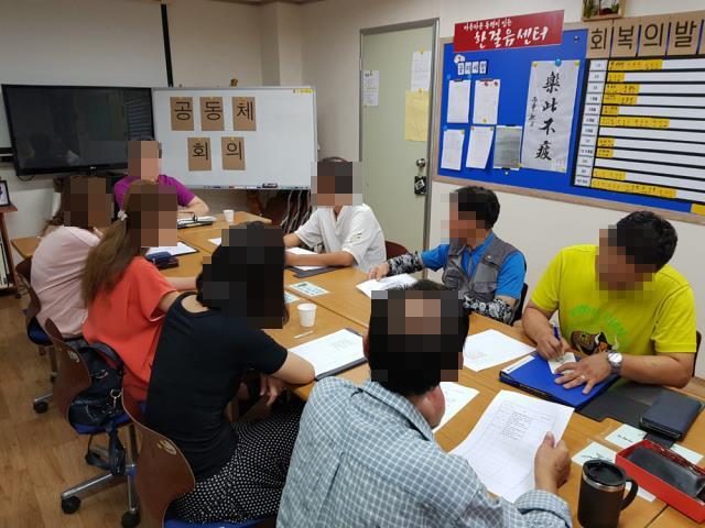 대전서구중독관리통합지원센터에서 알코올 의존 치료 모임 중인 회원들 / 사진=대전서구중독관리통합지원센터 제공
