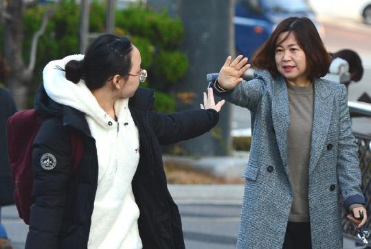 2019학년도 대학수학능력시험이 실시된 15일 대전복수고등학교 고사장 앞에서 한 수험생이 부모님의  응원을 받으고 고사장에 들어서고 있다. 빈운용 기자 
