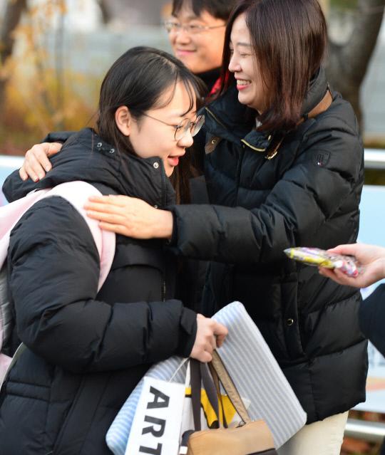 2019학년도 대학수학능력시험이 실시된 15일 대전복수고등학교 고사장 앞에서 한 수험생이 선생님의 응원을 받으고 고사장에 들어서고 있다. 빈운용 기자 
