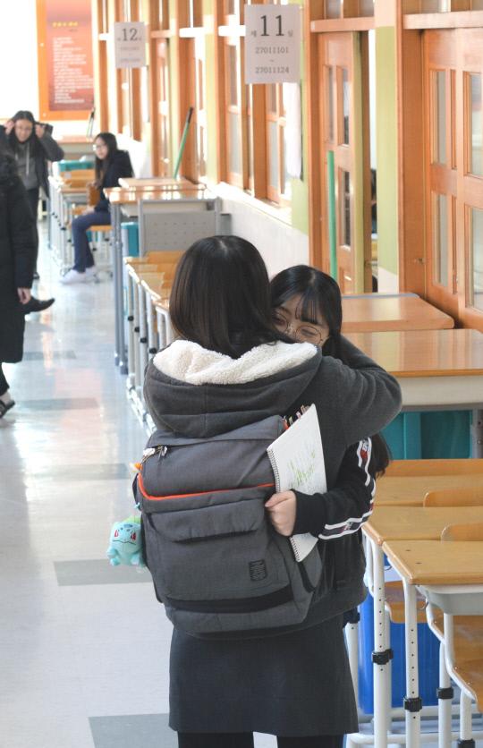 2019학년도 대학수학능력시험이 실시된 15일 대전복수고등학교 고사장에서 수험생들이 시험에 앞서 복도에서 서로 포옹을 하며 격려하고 있다.  빈운용 기자
