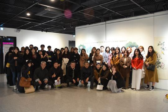 지난 13일 `2018 목원한국화 페스티벌`에 참여한 한국화전공 재학생들과 지도교수들이 기념촬영을 하고 있다.
사진=목원대 제공

