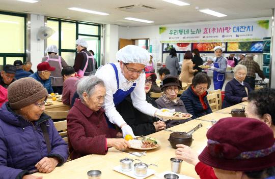 대전 유성구는 15일 유성구노인복지관에서 KT충남고객본부 관계자들과 함께 경로 행사인 `우리동네 노사 효사랑 대잔치`를 개최했다. 사진=대전 유성구 제공
