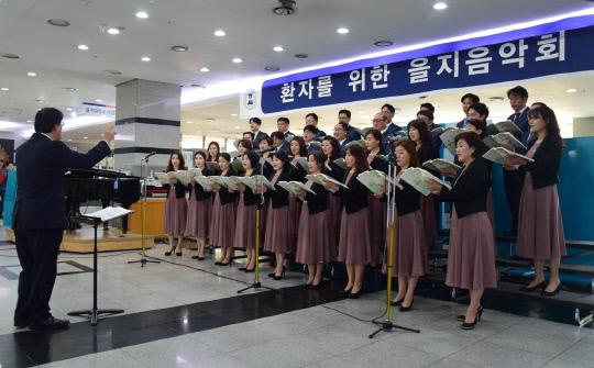 을지대병원은 15일 대전 서구 둔산동에 위치한 병원 로비에서 대전시립합창단을 초청, `제193회 환자를 위한 을지음악회`를 개최했다. 사진=을지대병원 제공
