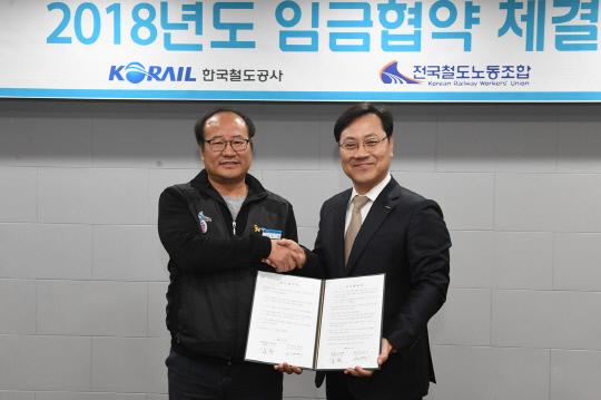 오영식 코레일 사장(오른쪽)은 15일 서울사옥에서 철도노동조합과 올해 임금협약을 체결했다.사진=코레일 제공
