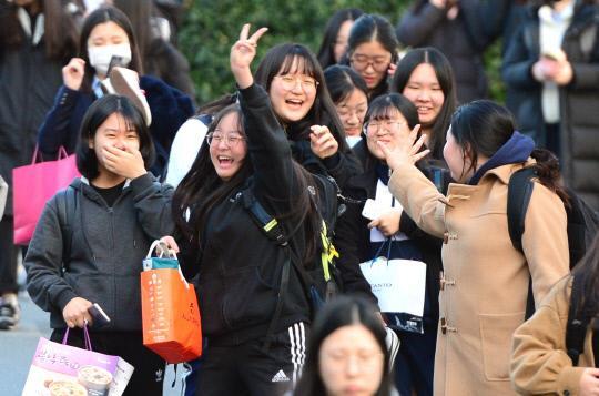2019 대학수학능력시험일인 15일 대전시 중구 충남여고에서 시험을 마친 수험생들이 밝은 표정으로 고사장을 빠져나오고 있다. 빈운용 기자