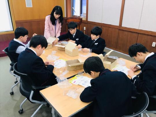 15일 대전하기중학교 학생들이 K-water 대청지사 물드림캠프에서 학예사의 설명에 따라 모형 수차발전기를 만들고 있다. 사진=주재현 기자
