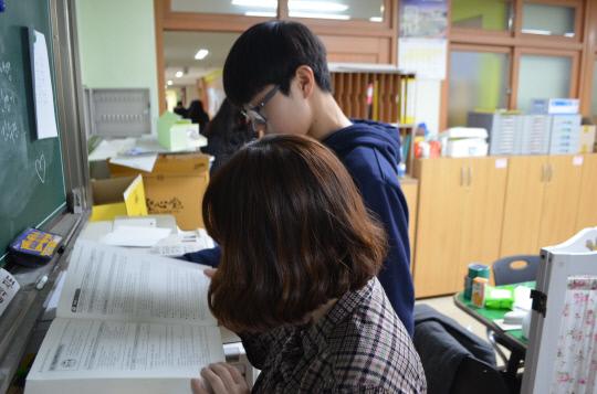 16일 대전도안고등학교 교무실에서 교사와 학생이 수능 가채점 결과를 바탕으로 지원가능한 대학을 찾고 있다. 사진=주재현 기자
