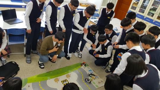 SW교육 선도학교인 구봉중은 학생들을 대상으로 로봇&코딩 특강을 펼치고 있다.
사진=구봉중 제공
