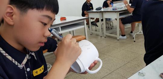 자유학기제 프로그램의 일환으로 한 학생이 머그컵 만들기 체험을 하고 있다.
사진=구봉중 제공
