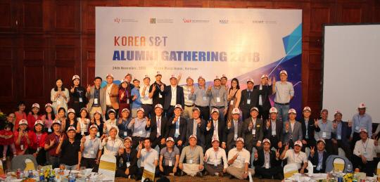 UST,KAIST 등에서 공부한 베트남 동문 100여명이 지난 24일 베트남 하노이에서 `KOREA S&T 연합 동문회`를 발족했다. 사진 =UST 제공
