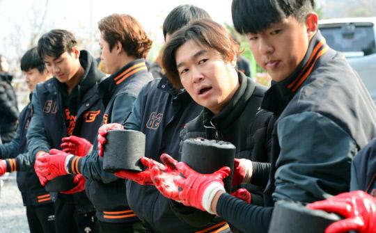한화이글스 송은범 선수를 비롯한 선수와 임직원들이 1일 대전시 중구 부사동 일원에서 사랑의 연탄배달 봉사활동을 하고 있다. 빈운용 기자
