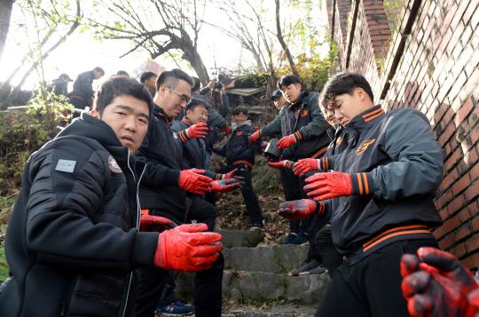 한화이글스 정근우 선수를 비롯한 선수와 임직원들이 1일 대전시 중구 부사동 일원에서 사랑의 연탄배달 봉사활동을 하고 있다. 빈운용 기자
