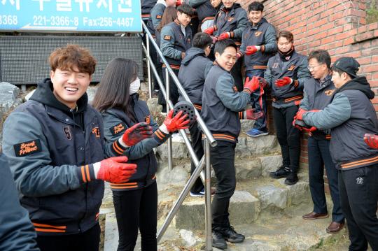 한화이글스 오선진 선수를 비롯한 선수와 임직원들이 1일 대전시 중구 부사동 일원에서 사랑의 연탄배달 봉사활동을 하고 있다. 빈운용 기자
