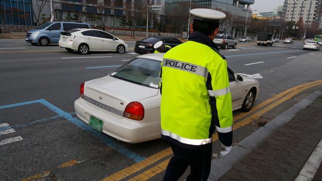 지난 1일 교통경찰관이 대전 정부청사역네거리 인근에서 안전벨트 전 좌석 미착용에 대한 단속을 하고 있다. / 사진=김성준 기자
