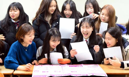 2019학년도 대학수학능력시험 성적표가 배부된 5일 대전 도안고등학교에서 학생들이 담임선생님과 정시지원 배치표를 보며 상담하고 있다.  빈운용 기자 
