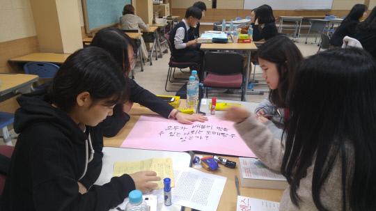 지난 10월 23일 열린 대전토론아카데미 중 학생들이 김선영의 『시간을 파는 상점』을 함께 읽으며 비경쟁형 독서토론을 하고 있다.
사진=대전시교육청 제공
