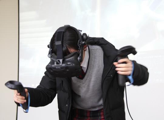 5일 아산시 도고면 `BCPF콘텐츠학교`에서 열린 충남 청소년이 만드는 콘텐츠 체험 스쿨 꿈꾸는 `토리夢` 행사에서 VR(가상현실) 기기를 체험하고 있다. 사진=BCPF콘텐츠학교 제공
