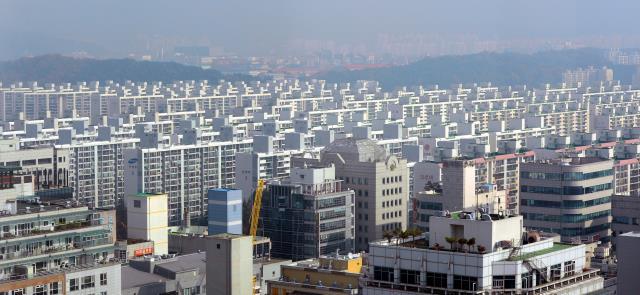 대전 지역 아파트 공급량이 주춤하면서 전세가가 고공행진하고 있다. 5일 대전의 한 고층 건물에서 내려다본 서구 둔산동의 아파트가 빼곡히 들어서 있다. 빈운용 기자