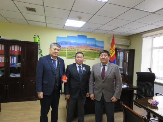 한국환경생태연구소 이한수(왼쪽) 박사가 몽골 자연환경관광부로부터 `자연환경 최우수 인재`훈장을 받았다. 사진=한국환경생태연구소 제공
