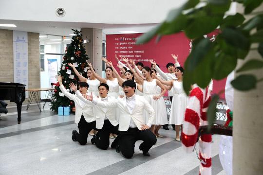6일 한밭대 국제교류관에서 열린 `크리스마스 사랑과 나눔 음악회`에서 대전시립청소년합창단이 공연을 진행하고 있다. 사진=한밭대 제공
