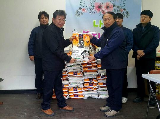(주)수산인터스트리 전문택 소장(오른쪽)이 지난 7일 송악읍 행정복지센터에서 홍충의 송악읍장(왼쪽)에게 155만원 상당의 해나루쌀을 기탁했다. 사진 = 당진시 제공
