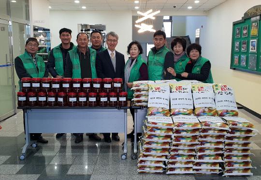 우강면 새마을지도자협의회가 지난 10일 우강면행정복지센터에 10kg 쌀 51포를 기탁했다. 사진 = 당진시 제공
