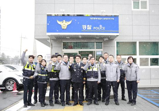 황운하 대전지방경찰청장이 11일 대전  남대전지구대를 방문, 직원들과 파이팅을 외치고 있다. 사진=대전지방경찰청
