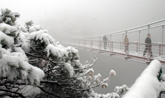 눈속 구름다리 건너는 등산객들
21일 전북지역에 10㎝ 안팎의 눈이 내린 가운데 등산객들이 완주군 대둔산 구름다리를 건너고 있다. [연합뉴스]