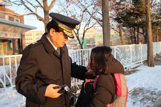 12일 황운하 대전경찰청장이 가양초등학교 등굣길 안전활동 현장을 방문했다 / 사진=대전지방경찰청 제공
