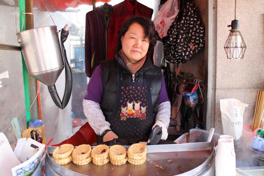지난 12일 영동군 영동읍 계산리 중앙시장 앞에서 이문희 씨가 사랑의 풀빵을 굽고 있는 모습. 사진=영동군 제공.
