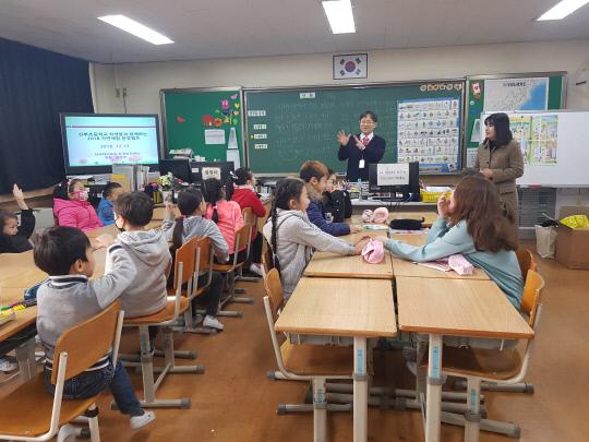 13일 단국대학교의료원 환경보건센터가 천안 신부초등학교를 방문해 다문화가정 학생을 대상으로 `자연체험 환경캠프`를 운영했다. 사진=단국대의료원 제공
