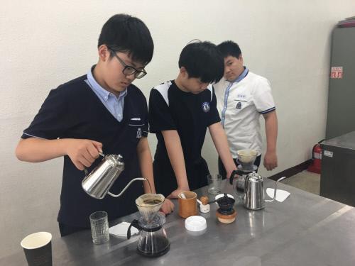 자유학기제 기간 중 `바리스타 & 쿠키반` 학생들이 커피머신을 이용해 직접 커피를 볶아 내리는 체험을 하고 있다.
사진=보문중 제공