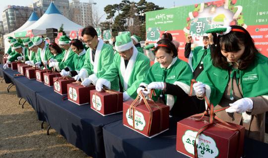 저소득층 아동 가정에게 성탄 선물을 지원하는 초록우산 산타원정대 발대식이 19일 대전 서구 보라매공원에서 초록우산어린이재단 대전지역본부 주최로  열려 참석 인사들이 소원상자 포장을 하고 있다.  빈운용 기자 
