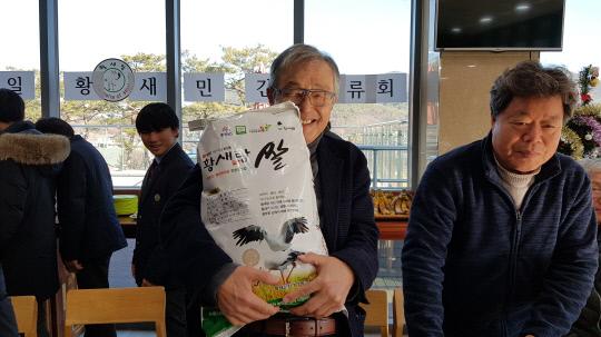 지난 24일 강희찬 황새사랑 대표에게 황새쌀을 받은 사다케세츠오 일본황새습지네트워크 대표가 미소짓고 있다.  사진=뉴미디어팀 

