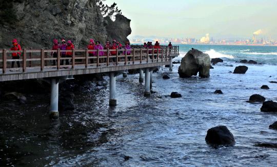 호미반도 해안둘레길에서 관광객들이 해안절벽에 부딪치는 파도소리를 온몸으로 느끼며 걷고 있다.이채근 기자