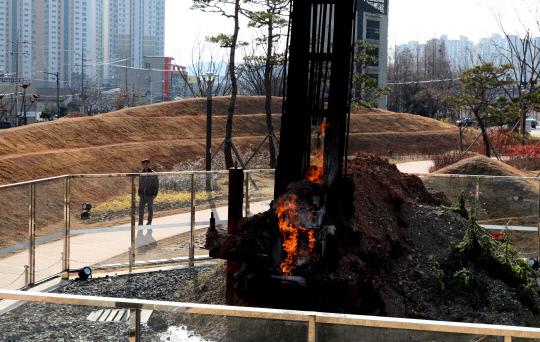 지난해 3월 폐선된 철도부지 도심숲 조성에 따른 관정 굴착중 천연가스가 분출돼 현재도 불을 내뿜고 있는 `불의 정원`이채근 기자