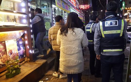 1일 오전 2시 20분쯤 신고를 받고 둔산동 한 술집으로 출동한 경찰들 / 사진=김성준 기자
