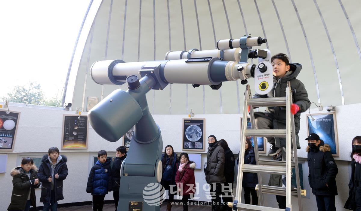 부분일식이 시작된 6일 대전시 유성구 시민천문대를 찾은 시민들이 천체 망원경으로 부분 일식과정을 보고 있다. 빈운용 기자
