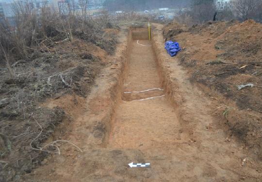 도안대로 본격 공사를 앞두고 문화재 시굴조사에서 발견된 토광묘의 모습. 대전시는 가옥을 철거하는 과정에서 문화재로 추정되는 유물들이 발굴돼 공사를 일시정지했다. 사진=대전시 제공
