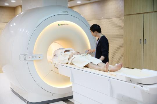 건양대병원 의료진이 최근 도입한 3.0T MRI 인제니아 CX를 가동하고 있다. 사진=건양대병원 제공
