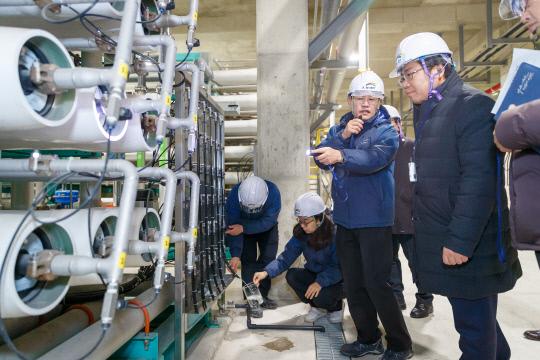 지난 9일 오세현 아산시장(사진 오른쪽)이 아산신도시물환경센터를 방문해 생활오수 재활용에 대한 설명을 듣고 있다. 사진=아산시 제공
