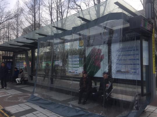 대전시가 최근 버스정류소에 바람막이를 설치했다. 바람막이가 설치된 대전시청 인근 한 버스정류소의 모습. 사진=대전시 제공
